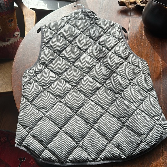 L J. Crew Women’s down herringbone ‘Excursion’ vest. Grey & white/grey trim. EUC - Picture 3 of 15